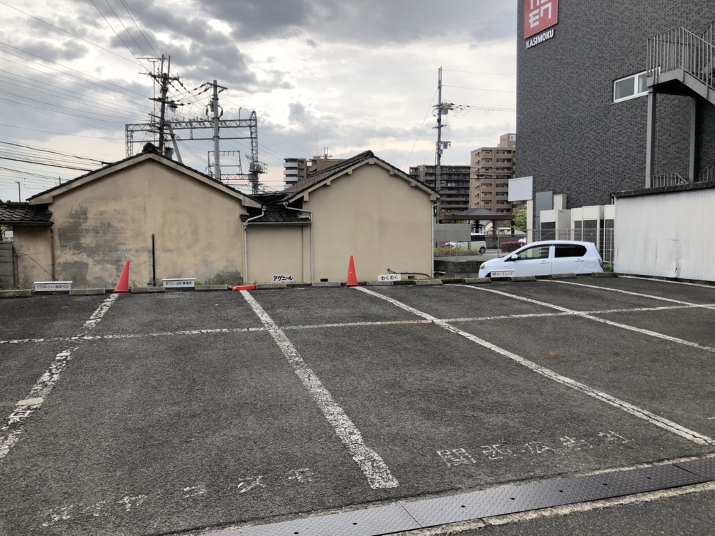 アヴニール香芝店駐車場