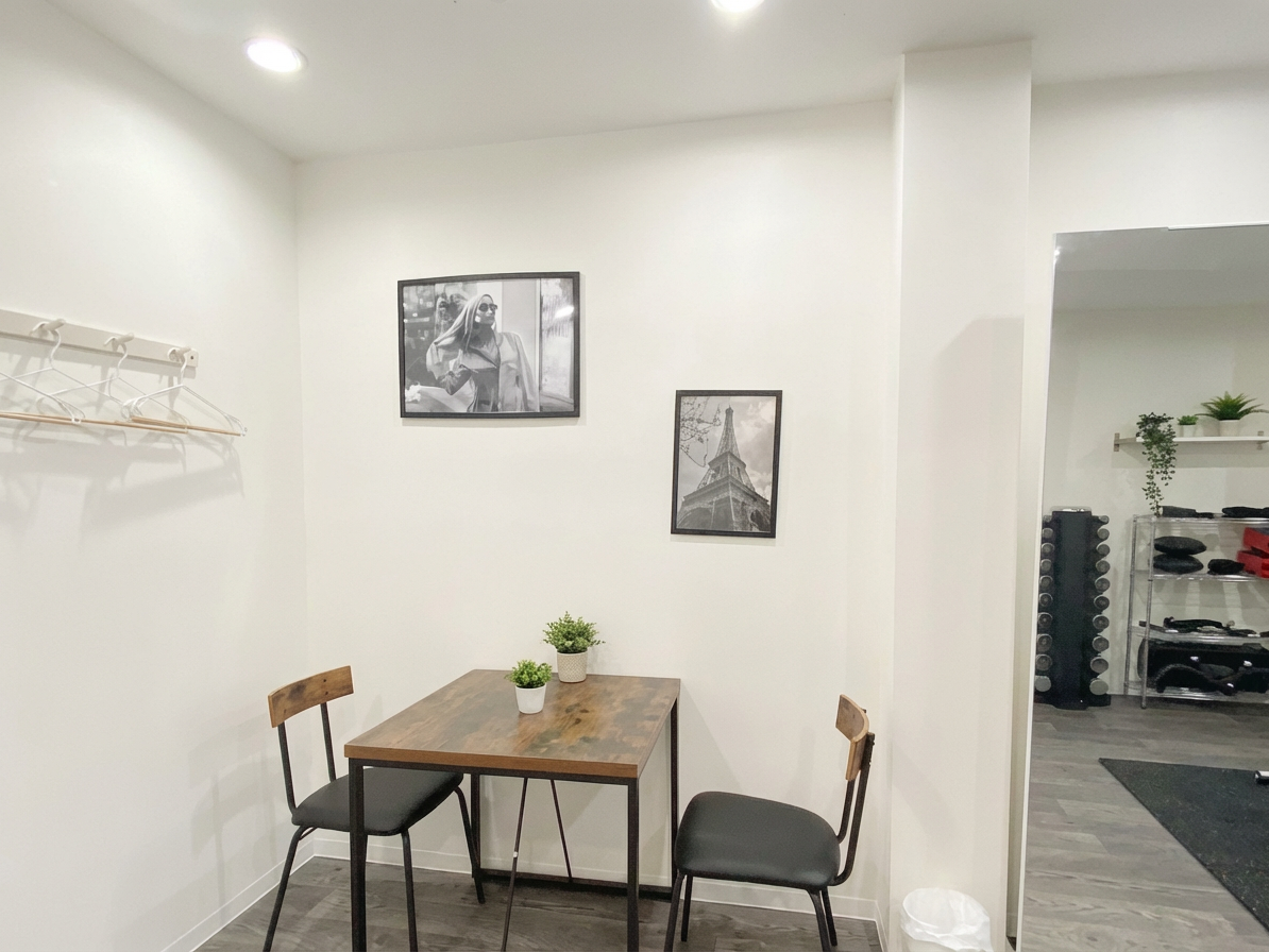 Enhance_the_image_to_maintain_its_authentic_store_-1765439891667