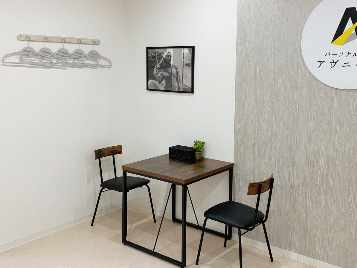 Retouch_the_image_to_enhance_its_stylish_appeal_wh-1765511828830