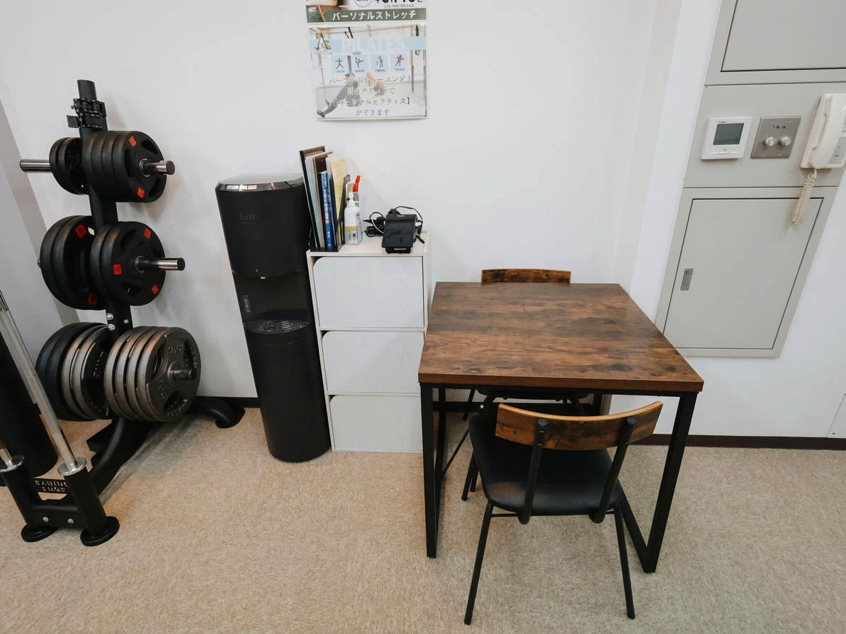 Retouch_the_image_to_enhance_its_stylish_appearanc-1765503924746