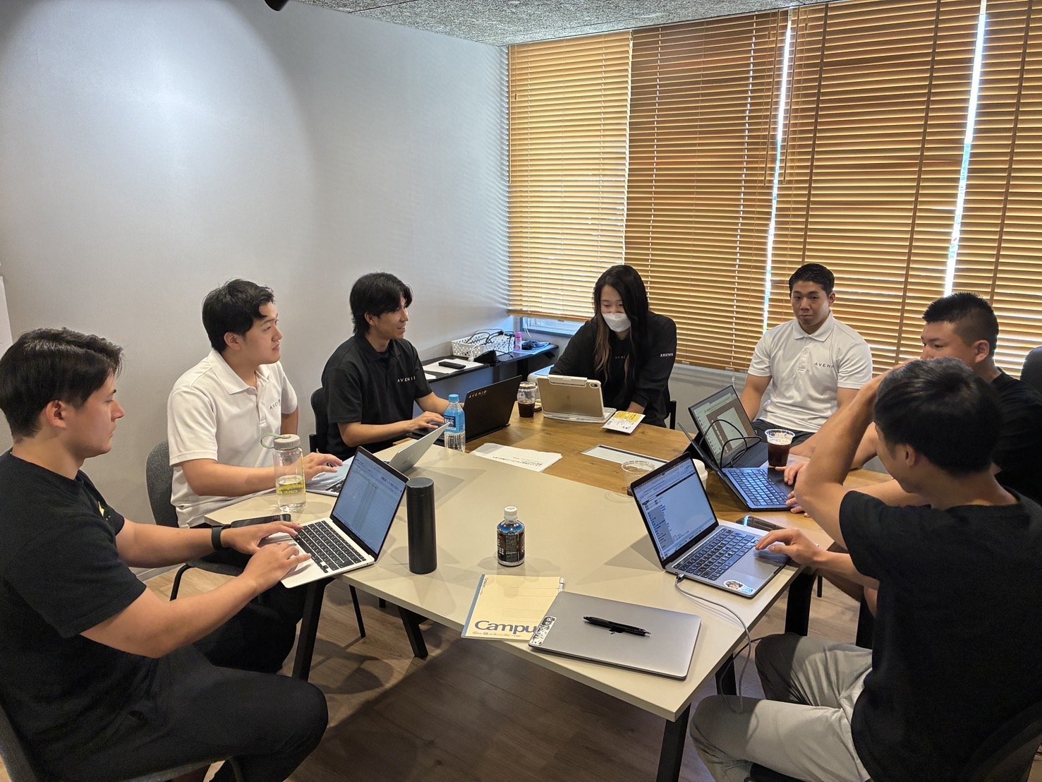 本社での定例ミーティングの様子
