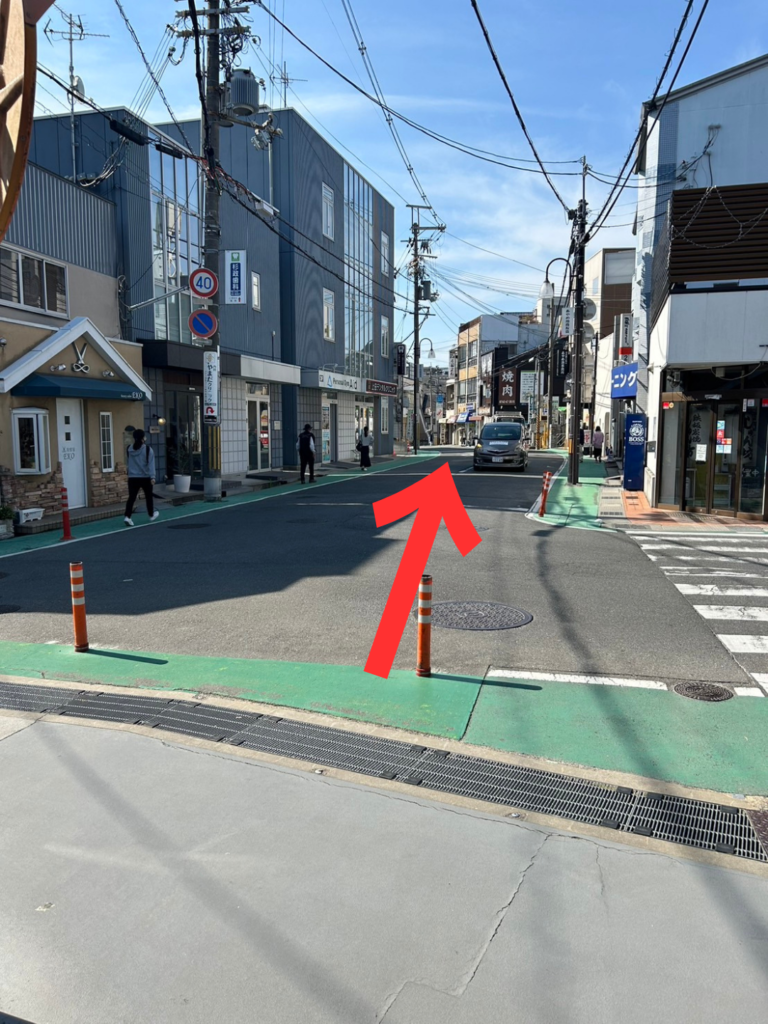 アヴニールあやめ池店への道順1｜赤い矢印の方向へ進む