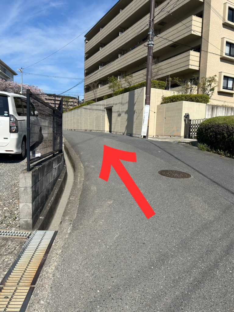 アヴニールあやめ池店への道順11｜赤い矢印の方向へ進む