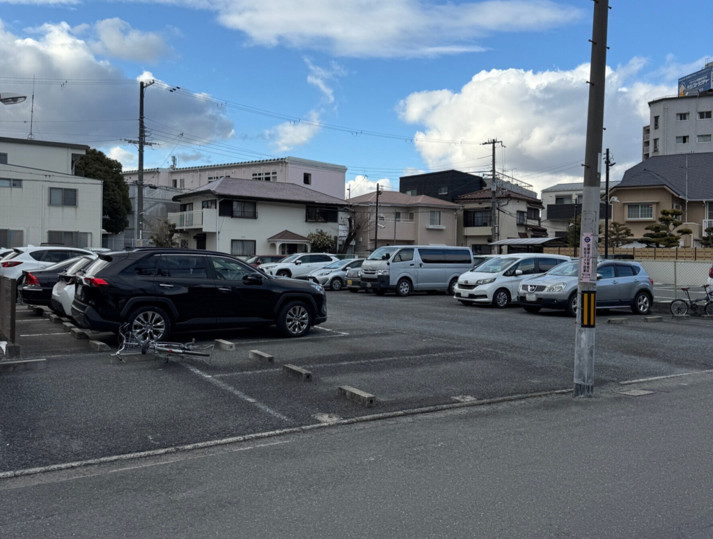 パーソナルジムアヴニール守口店の無料駐車場全景