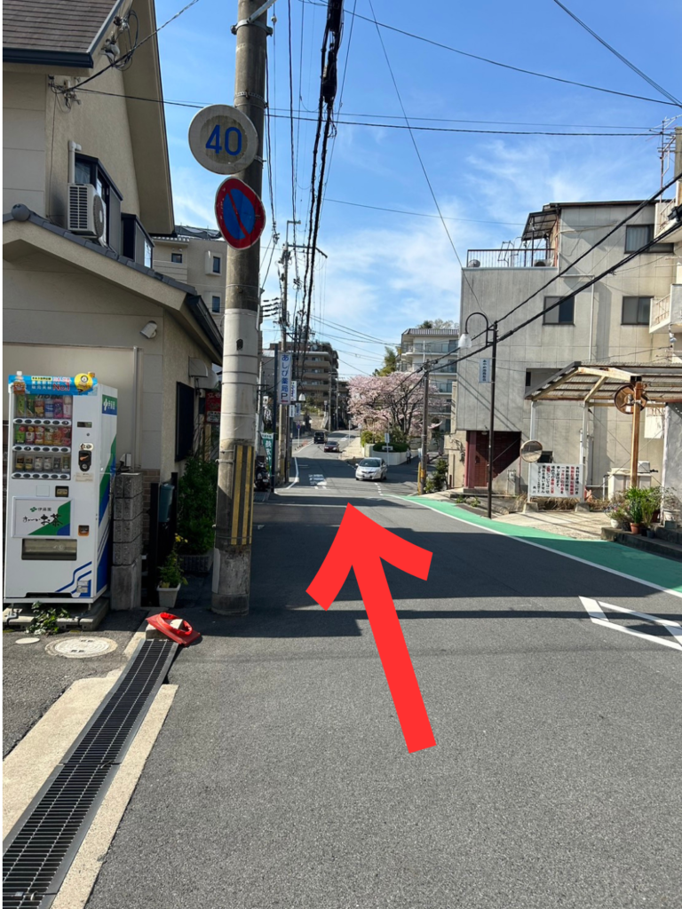 アヴニールあやめ池店への道順2｜赤い矢印の方向へ進む