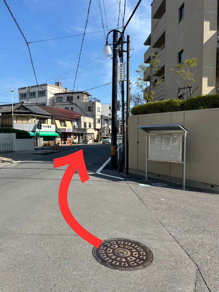 アヴニールあやめ池店への道順9｜赤い矢印の方向へ進む