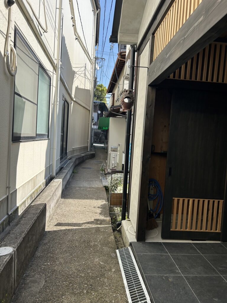 アヴニールあやめ池店へ続く建物脇の通路