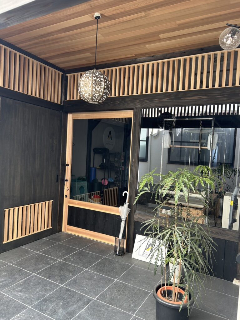 パーソナルジムアヴニールあやめ池店の入口外観