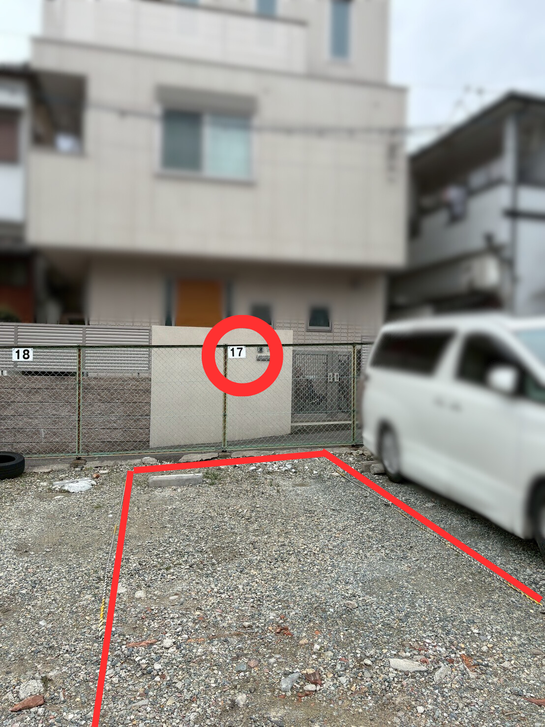 ピラティスアヴニール池田店の駐車区画を赤丸で示した写真