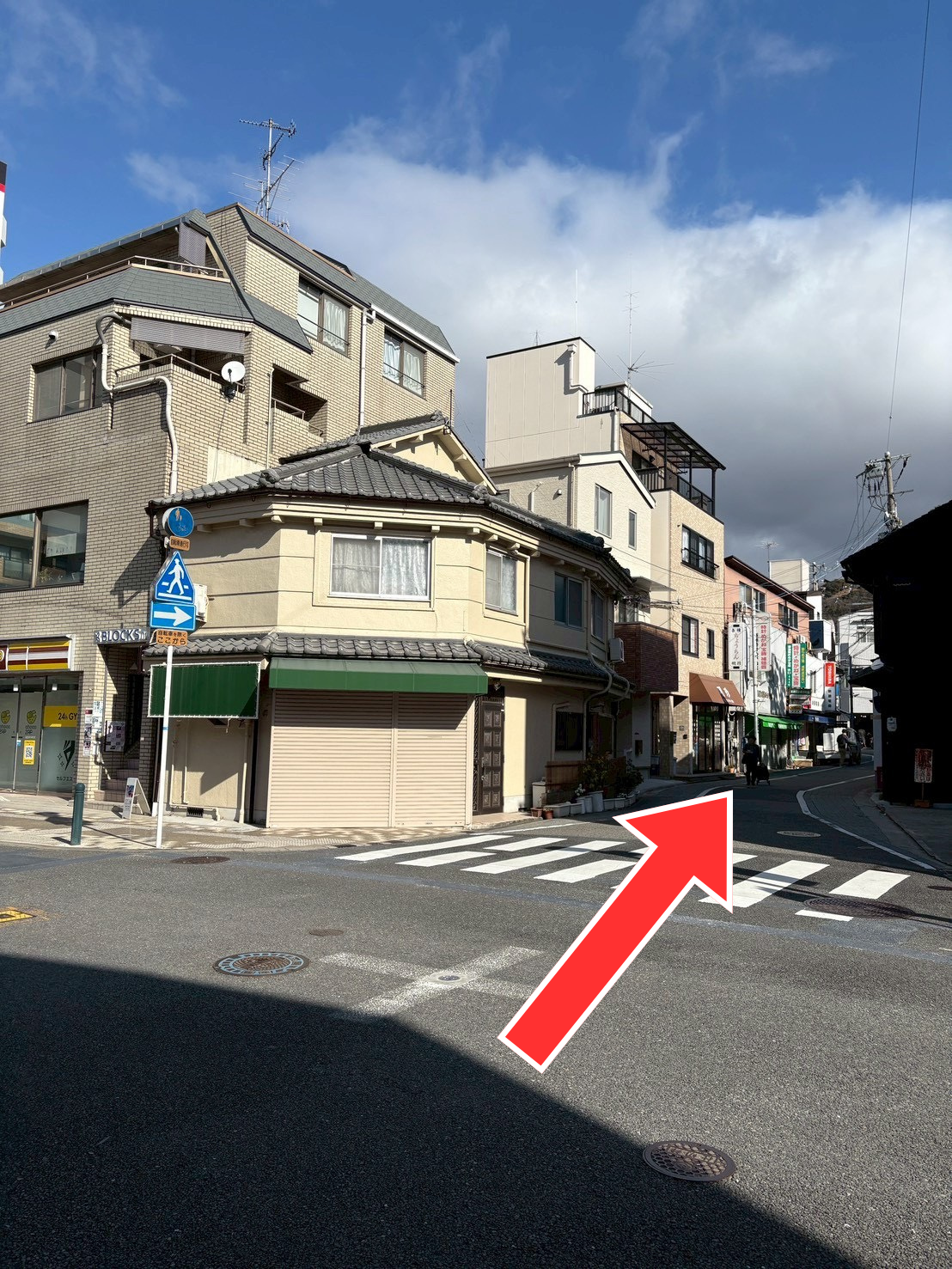 ピラティスアヴニール池田店への道順を赤矢印で示した写真